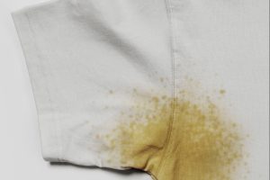 ropa blanca con tono amarillento o grisáceo